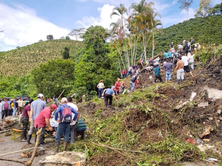 Derrumbe Sepulta Escuela Rural En Colombia; Reportan Niños Atrapados